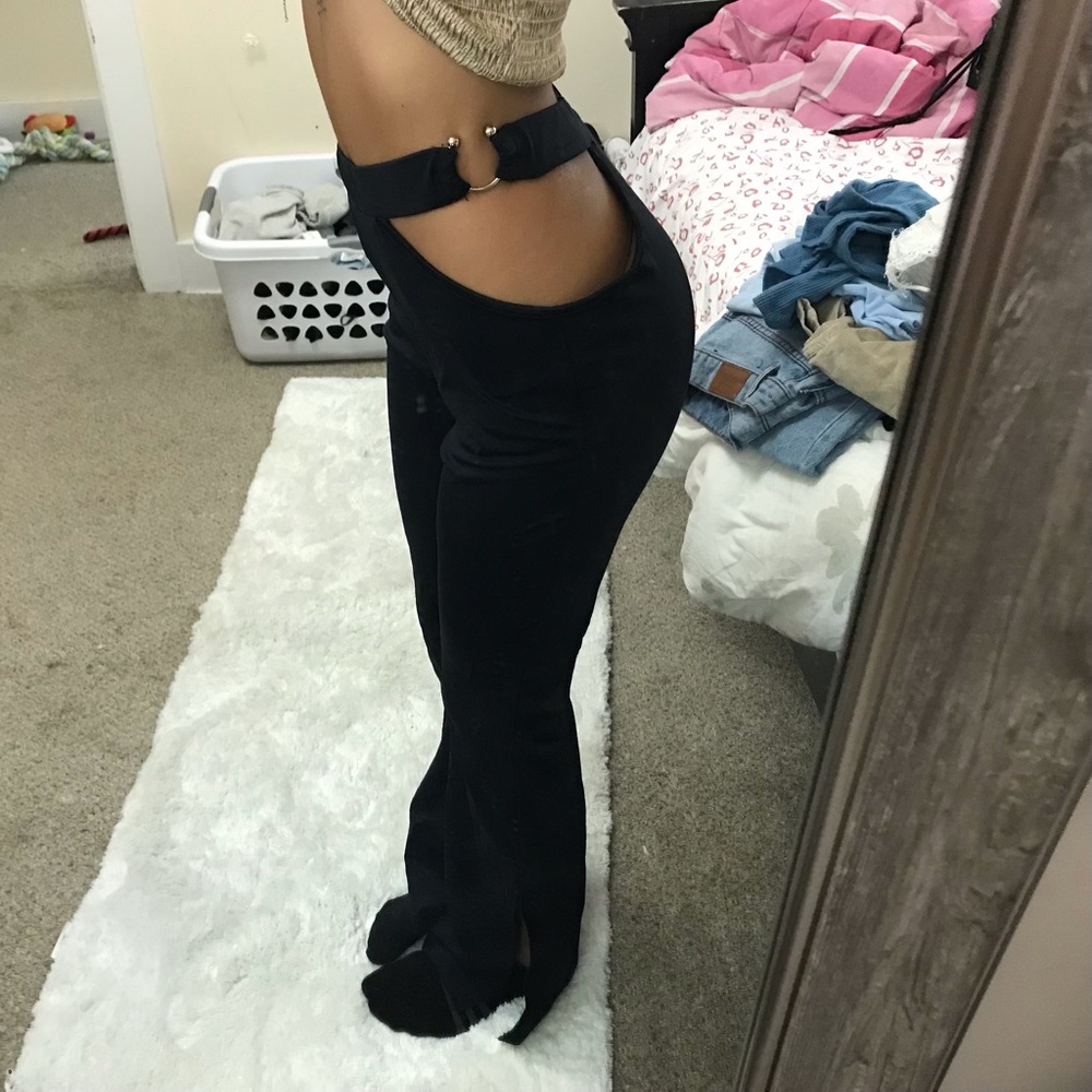 Soft material pants detailing on hip